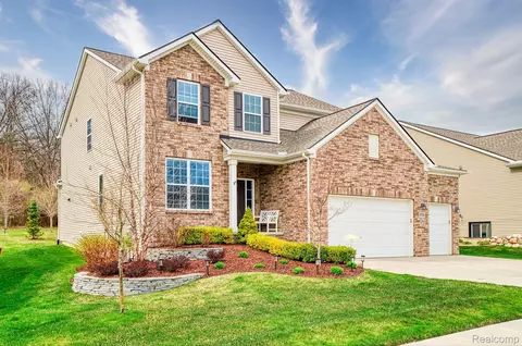 9730 Willow Oak Dr, Green Oak, MI 48116