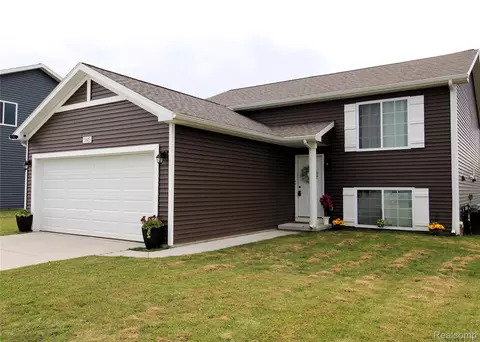 3045 Ivy Wood Cir, Howell, MI 48855