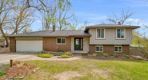 4030 Ashford St, White Lake, MI 48383