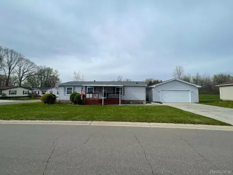 11383 Harbor Cv, Fenton, MI 48430