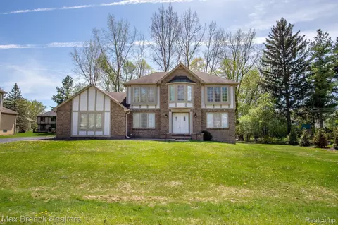 1683 Mark Hopkins Rd, Bloomfield Township, MI 48302