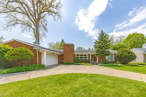605 S Higbie Plc Pl, Grosse Pointe Woods, MI 48236