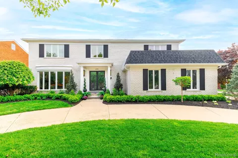 655 Canterbury Rd, Grosse Pointe Woods, MI 48236