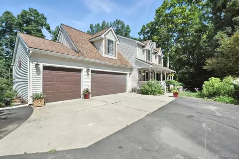 2008 Laurel Oak Dr, Oceola, MI 48855
