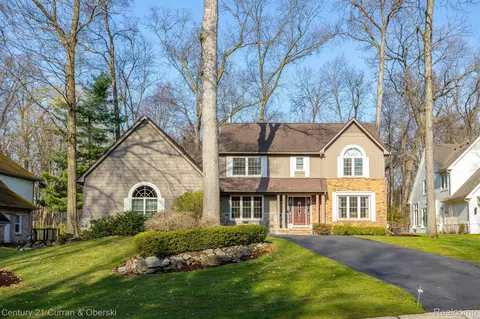 6262 Mission Dr, West Bloomfield, MI 48324