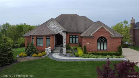 8814 Prestwick Ln, Washington, MI 48095