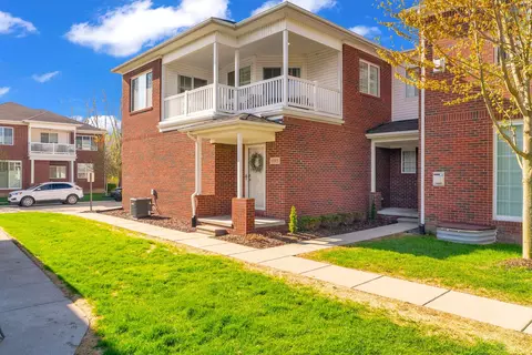 6985 Boulder Pointe Dr, Washington, MI 48094