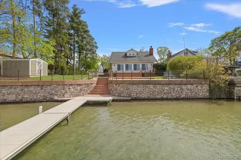 6684 Hatchery Rd, Waterford, MI 48327