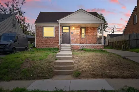 1054 Canterbury Dr, Pontiac, MI 48341