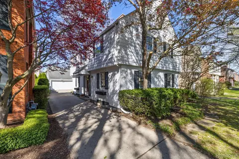 233 Mcmillan Rd, Grosse Pointe Farms, MI 48236