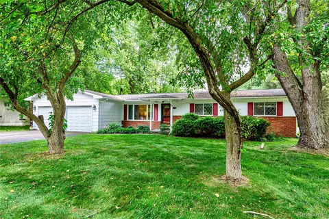 174 Knollwood Dr, Pinckney, MI 48169