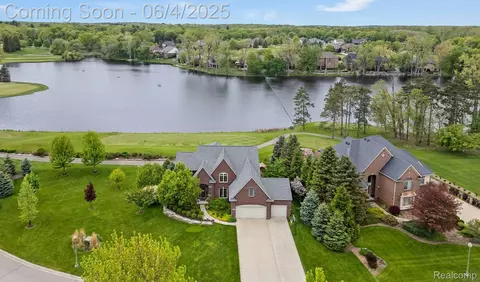 1950 Royal Birkdale Dr, Oxford, MI 48371