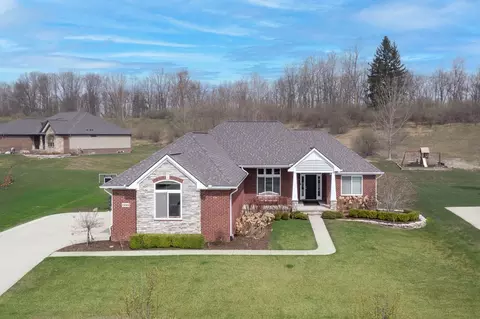 1399 Glass Lake Cir, Oxford, MI 48371