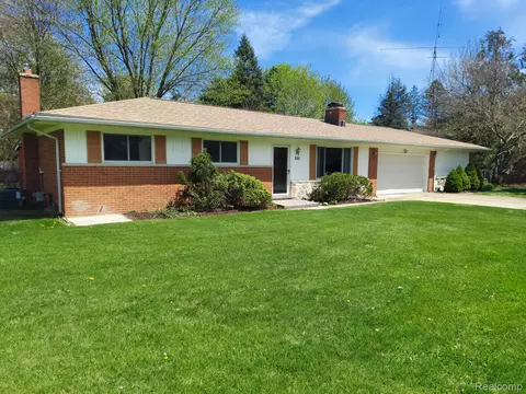 365 Glasgow Dr, White Lake, MI 48386