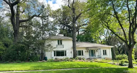 8775 Lincoln Dr, Huntington Woods, MI 48070
