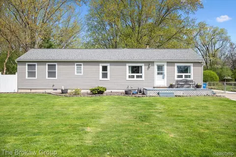4145 Hillcrest Dr, Warren, MI 48092