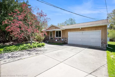 3115 Lexington Rd, Waterford, MI 48328