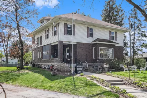 2040 E Maple Ave, Grand Blanc, MI 48507