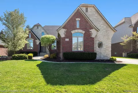 54678 Pelican Ln, Shelby Township, MI 48315