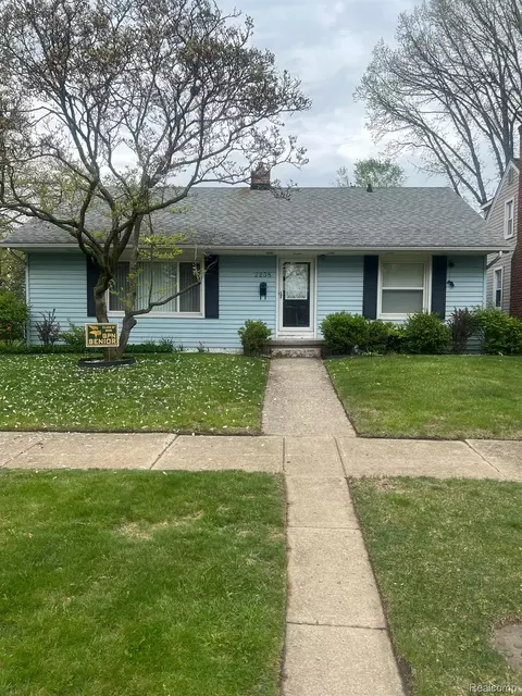 2238 Roslyn Rd, Grosse Pointe Woods, MI 48236
