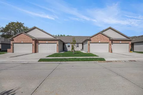 54313 Camden Cir, Chesterfield, MI 48051
