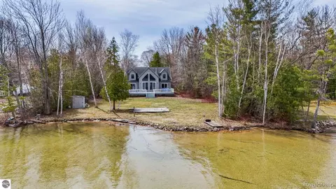7734 N Shore Crt Ct, Green Lake, MI 49637