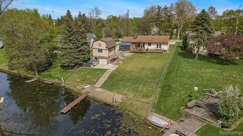 13386 N Fenton Rd, Fenton, MI 48430