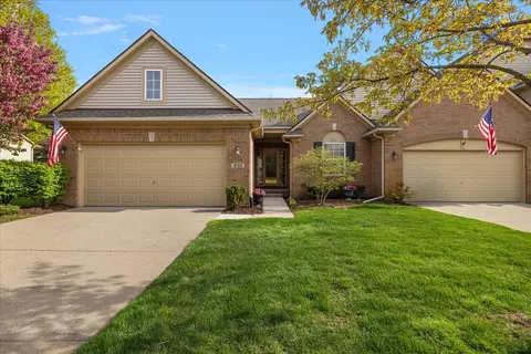 8133 Springdale Dr 62 17 Dr #62, White Lake, MI 48386
