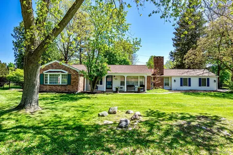 6861 N Clunbury Rd, West Bloomfield, MI 48322