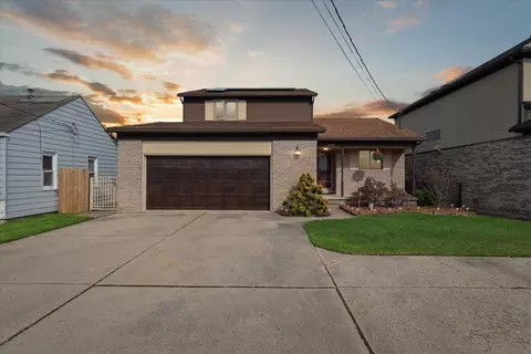 45850 Edgewater Dr, Chesterfield, MI 48047