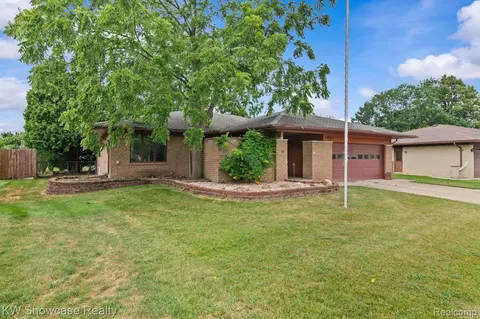 43351 Aspen Dr, Sterling Heights, MI 48313