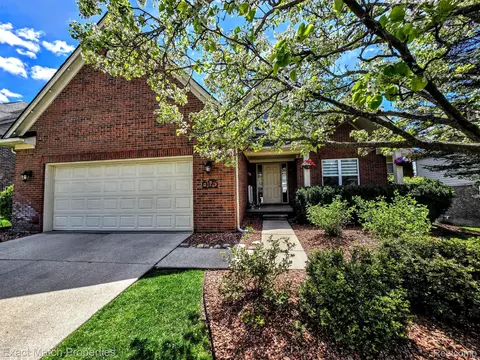 6175 Foxfire Cir, Independence, MI 48346
