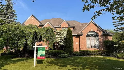 23901 Broadmoor Park Ln, Novi, MI 48374