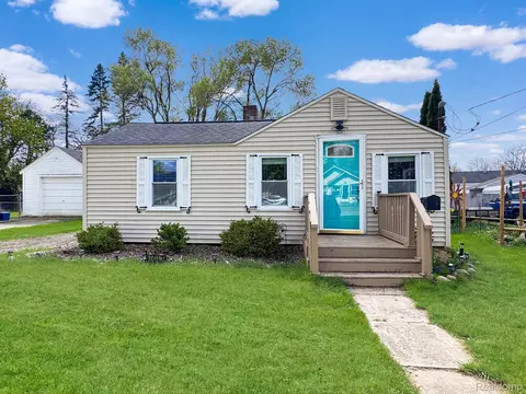 1017 Lee St, Fenton, MI 48430