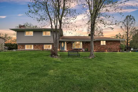 8722 Woodshire Dr, White Lake, MI 48386