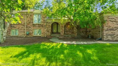 26086 Hidden Valley Dr, Farmington Hills, MI 48331