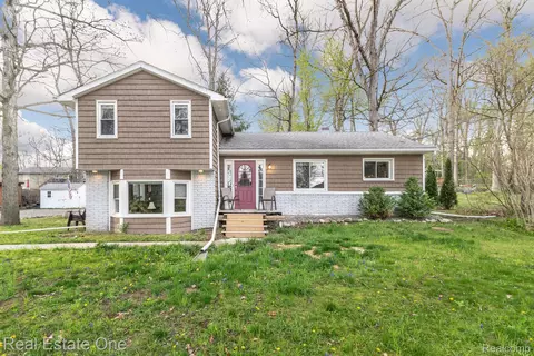 881 Lakeview Blvd, Highland, MI 48356