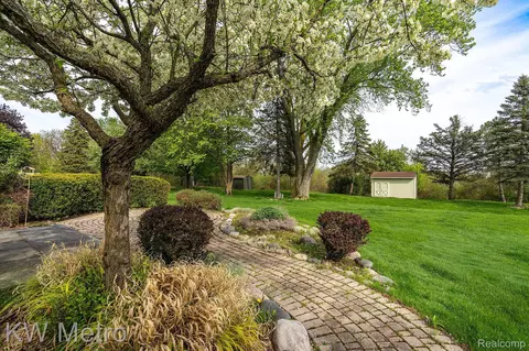 6228 Atkins Dr, Troy, MI 48085