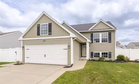 16549 Charles Town Dr, Fenton, MI 48451