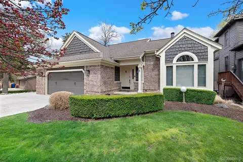 1095 Oregon Blvd, Waterford, MI 48327