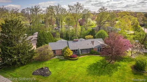 1322 Lake Crescent Dr, Bloomfield Hills, MI 48302