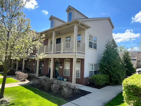 531 Red Oak Crt Ct, Walled Lake, MI 48390
