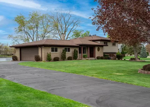 9145 Sandy Ridge Dr, White Lake, MI 48386