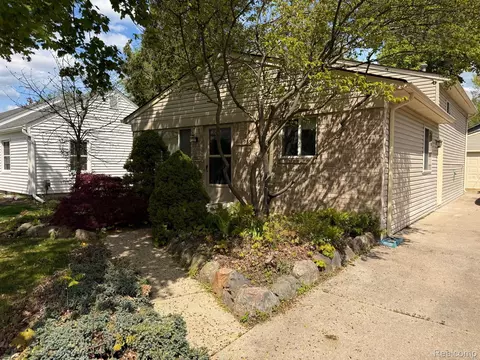 1959 Woodland Ave, Sylvan Lake, MI 48320