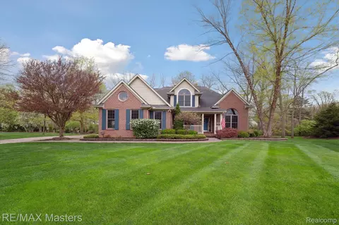 25064 Hazelnut Crt Ct, Grosse Ile, MI 48138
