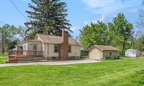 416 W Caroline St, Fenton, MI 48430