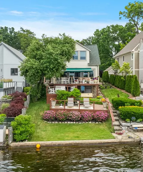 173 N North Shore Dr, Lake Orion, MI 48362