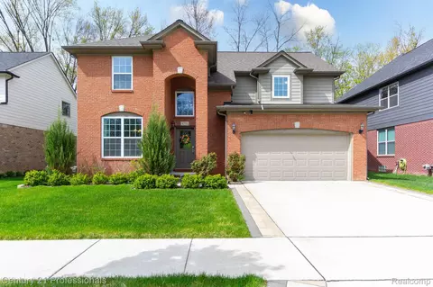 1711 N Lake Dr, Troy, MI 48083
