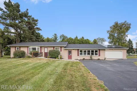 4010 Parker Rd, Fort Gratiot, MI 48059