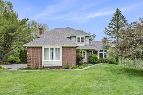 5401 Lone Pine Crt Ct, Genoa, MI 48116